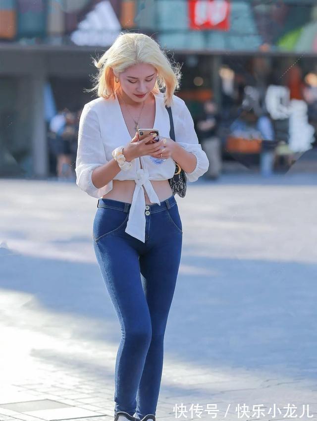 上衣 灰色修身上衣搭配灰色打底裤,优雅端庄,是显高显瘦的最佳选择