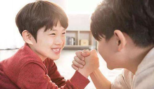 关节|小朋友掰手腕好不好?专家:这几种运动会危害孩子健康!