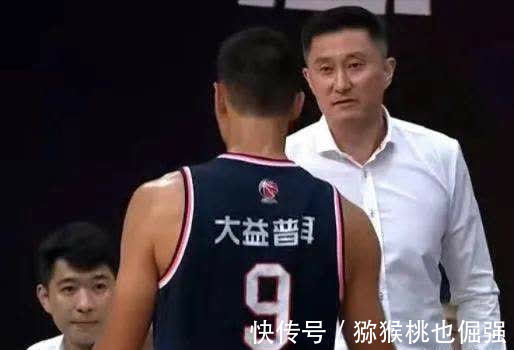 失误|易建联暴怒砸球,裁判为何不给技术犯规?细节透露地位不一般