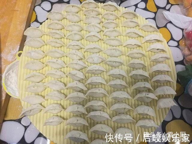 婆婆包的饺子，鲜，软，多汁，咬一口饺子馅汁顺嘴流！