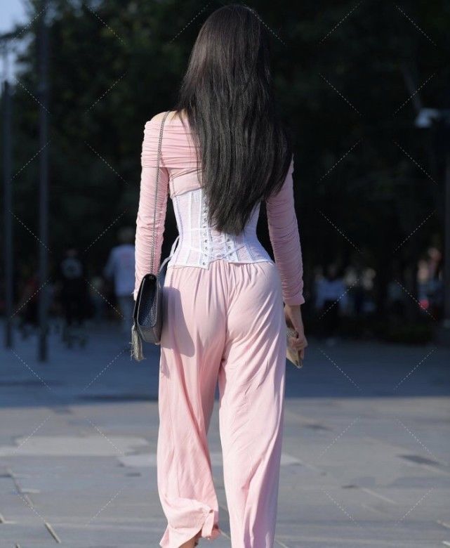 粉色上衣搭配上束腰神器,宽松喇叭裤配合出的“休闲风”格外稚嫩