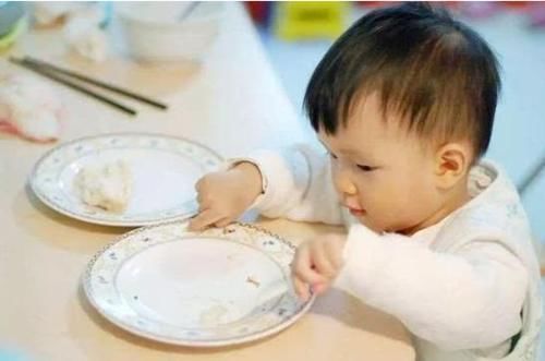 辅食|宝宝到了1岁就能吃大人饭?如果没达到3个标准,建议家长再等等