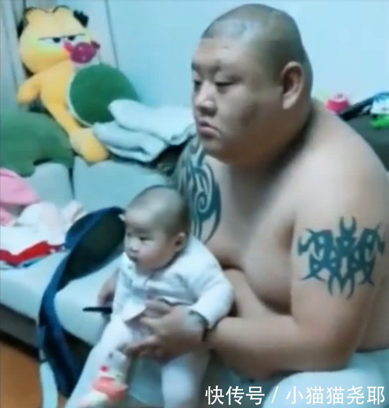 宝宝|爸爸抱着宝宝一起看电视,长相神情完全同步,遗传基因太强大了