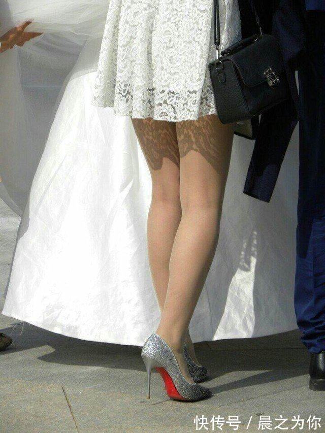 美腿 搭配一双令男人心动的高跟鞋,秀出女神白嫩美腿