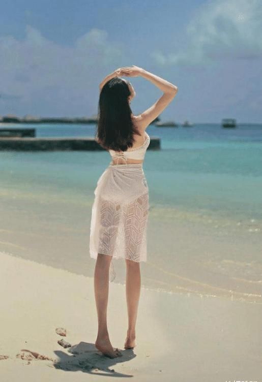 表妹为了“炫耀”她的新泳衣,天天都约我去海边玩