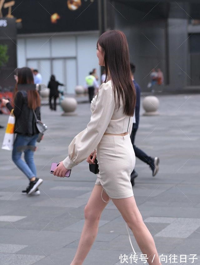 半身裙 长袖衬衫上衣搭配荷叶边裙子,穿上简约设计高跟鞋,显瘦好看!