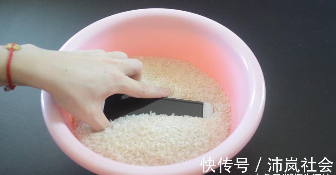 把鸡蛋放在大米里, 没想到还有这个妙用, 看完您会感谢我的