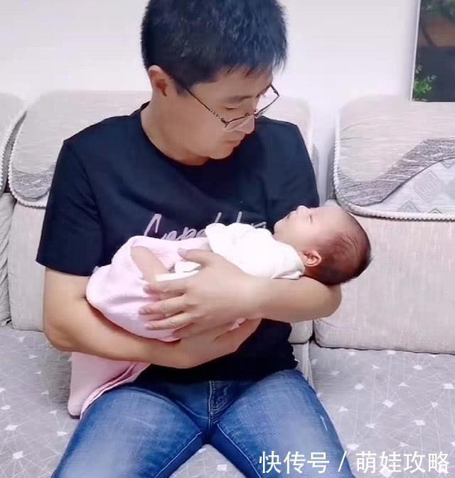 爸爸抱着女儿柔情似水，儿子坐角落“冷眼旁观”，妈妈笑翻