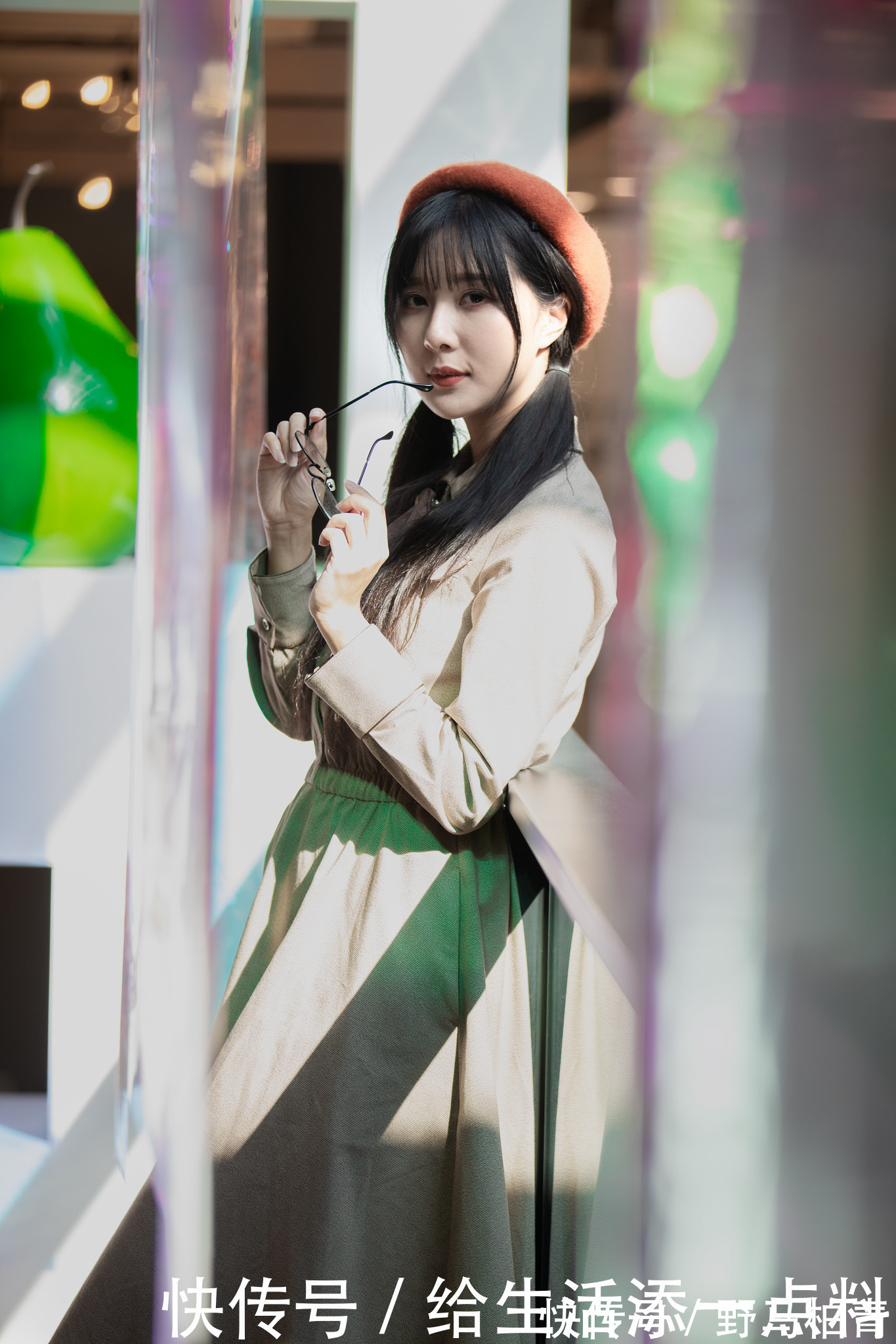 小帽|靓丽美女陈郁晴时尚风衣写真,搭配一款圆顶小帽还有那么一点俏皮