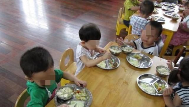 女儿|女儿总夸幼儿园饭菜香,每顿吃俩大碗,看到午餐照后妈妈备受打击