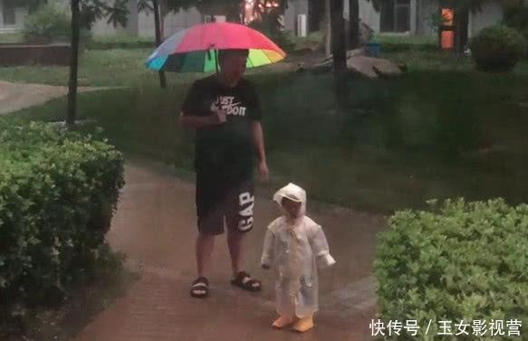 大雨|“不省心奶爸”带娃一起淋雨火了,奶奶拎着扫把还有3秒到达现场