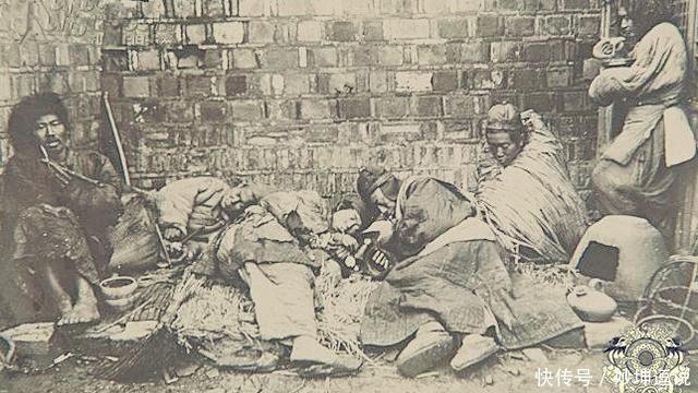 鸦片|老照片中的清末社会:富家子弟提笼架鸟抽鸦片,尽显亡国气象