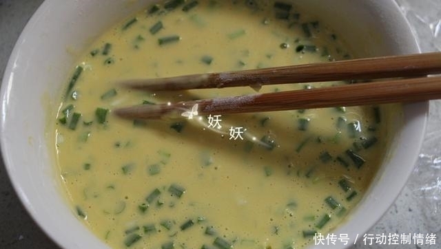 鸡蛋|不用揉面不用发,十分钟快手早餐鸡蛋饼,入口绵软老少皆宜