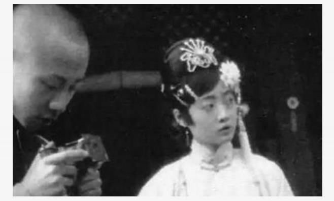 身边|她是末代皇后婉容，睡觉故意不关门，身边太监说出了原因！