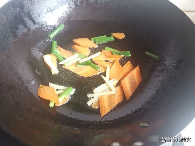 黑木耳|三伏天多给家人吃这道菜，钙铁含量高，家人都爱吃，比吃肉好多了