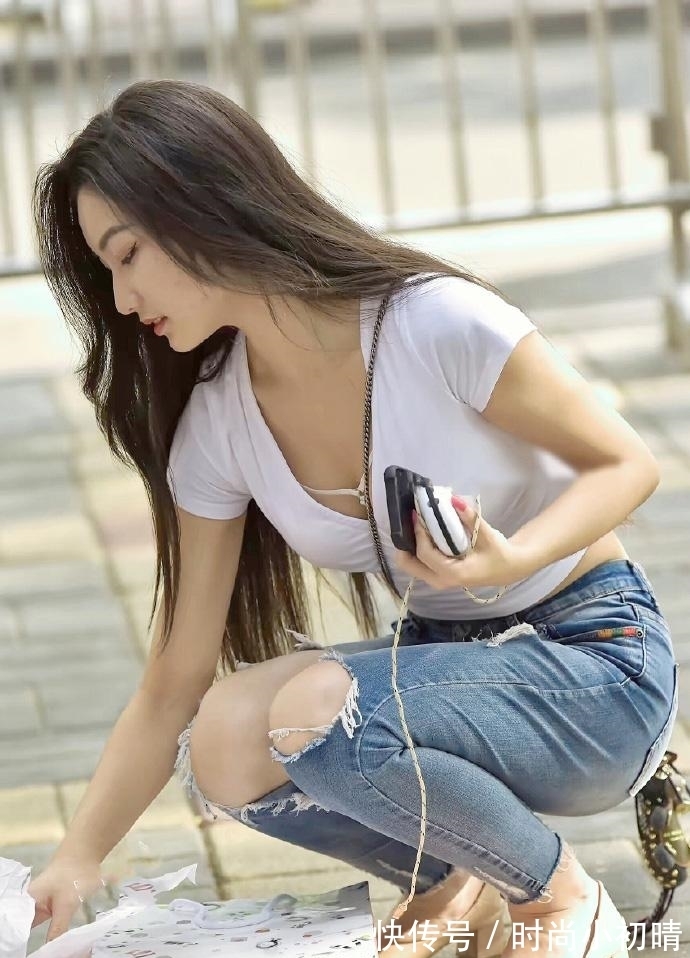 时尚|白T恤搭配牛仔裤,时尚养眼,美女的男友有福气!