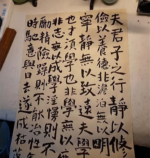 宿舍&大学生打造诗意书桌,写瘦金体锋芒毕露,像古代穿越过来的