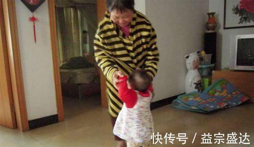 三翻六坐九爬|还相信“三翻六坐九爬”?医生:别耽误孩子正常发育