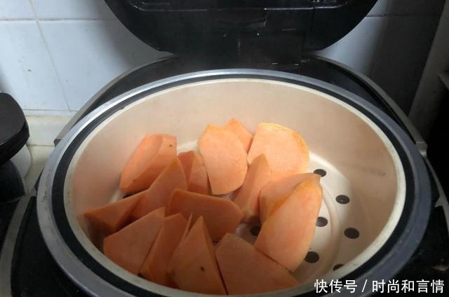 一碗糯米粉、一个蒸红薯,拌一拌、烤一烤,外脆里糯,香甜还爆浆