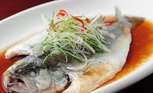 做清蒸鱼,需要放盐腌制吗?厨师长教你正确做法,鱼肉鲜美嫩滑