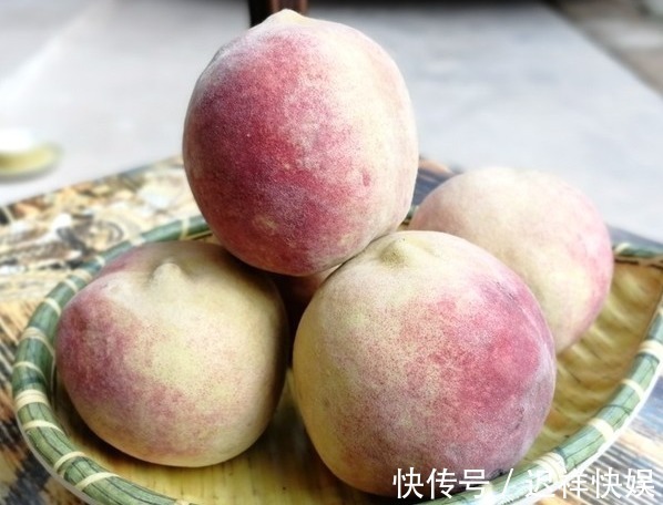 买桃子，不要只会挑大个儿的，学会挑选技巧，桃子又甜又多汁