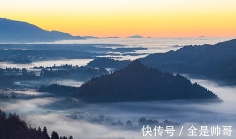 惆怅@许浑羁旅思归,惆怅地吟诵了一首五律,结尾两句更显出人意表