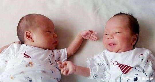 暖心|龙凤胎刚出生就一直抱着亲,护士都分不开,这也太可爱暖心了吧!