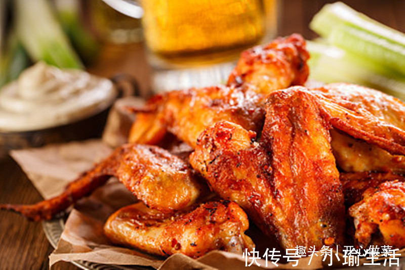 胡萝卜焖排骨|精选美食:香酥鸡翅,胡萝卜焖排骨,茄汁黄金虾的家常做法