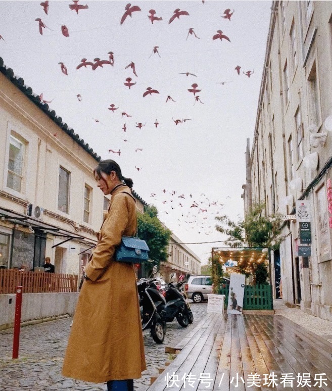 高跟鞋 今秋火了一种穿搭,叫“风衣+烟管裤”,时髦显瘦,谁穿谁美