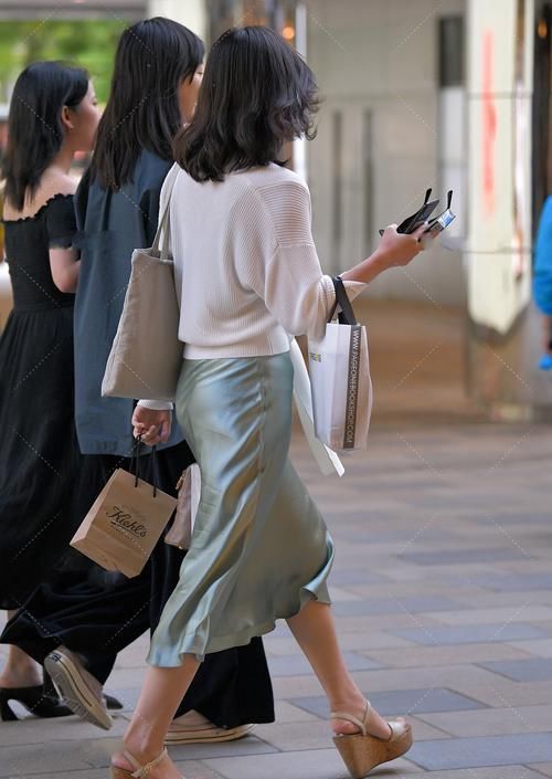 连衣裙如何穿出高级感？版型很重要，面料也很重要