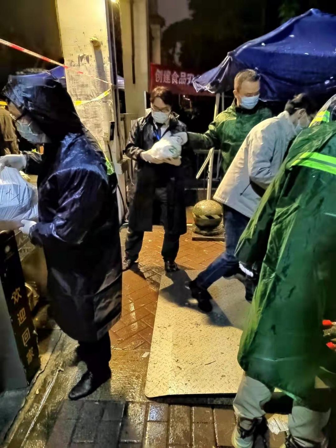 配送|暖心一幕！锦江区70多名志愿者冒雨给隔离人家配送生活物资