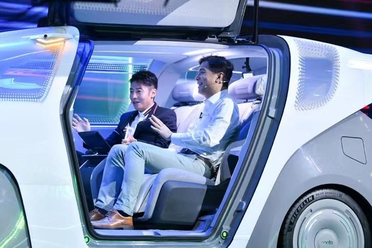 央视新闻直播了哪辆能变成机器人的车，让撒贝宁、王嘉宁、金晨都想拥有？