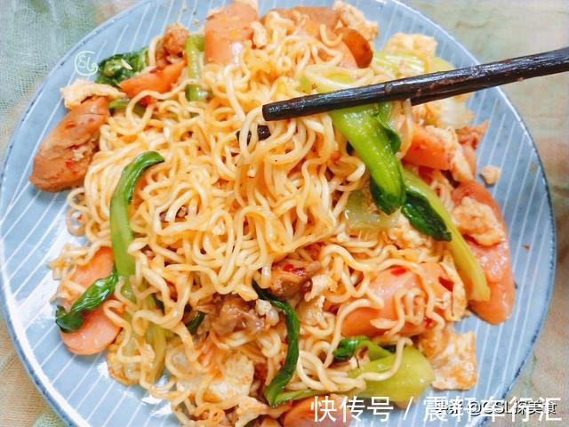 小青菜|常吃的快手炒面,简单的炒一炒,好吃解馋,一人吃了一大盘
