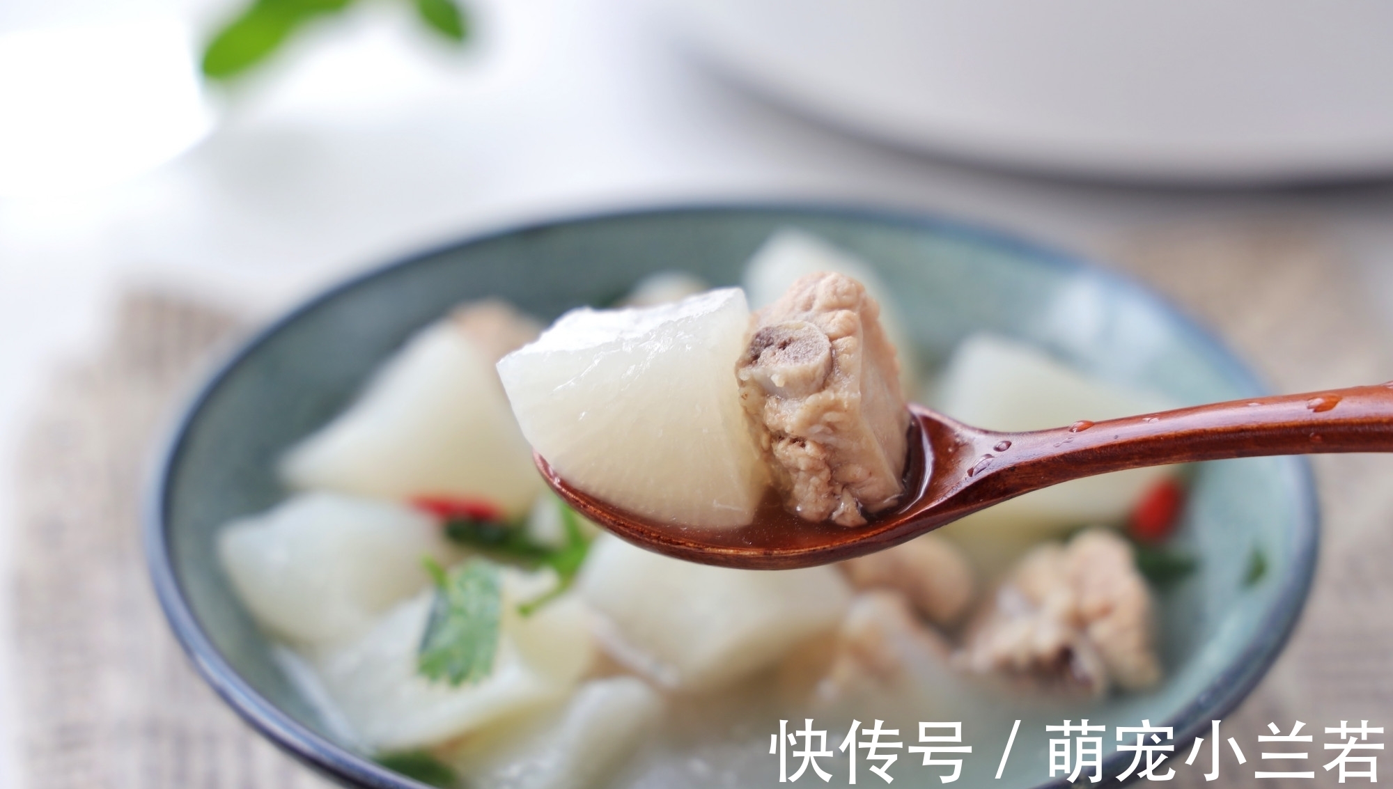 入冬以后，一定要喝的萝卜汤，清香美味，营养又便宜，百吃不腻