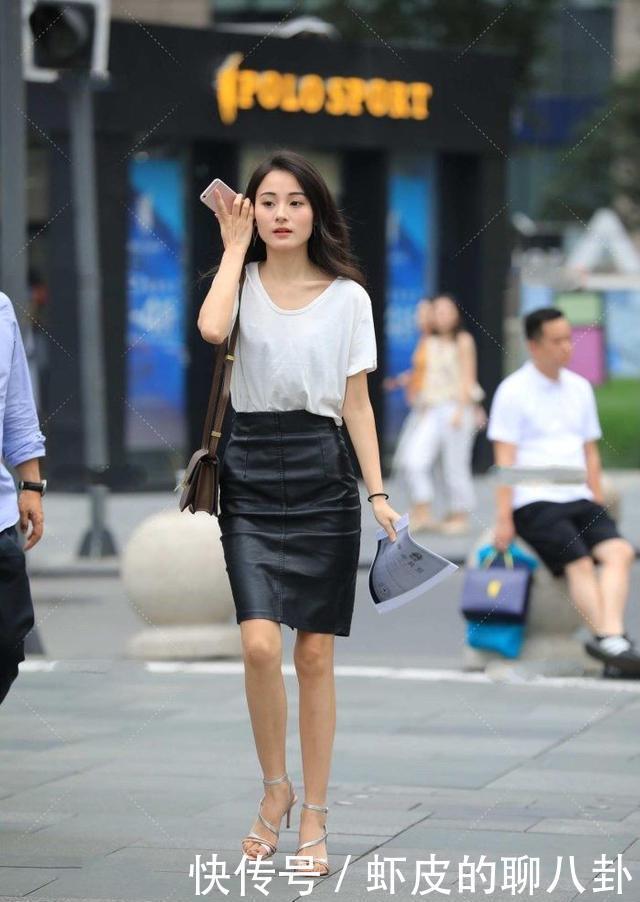 街头美女的职业造型,修身短袖+皮质短裙,穿出婀娜身姿
