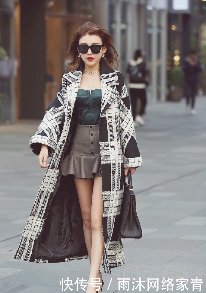 a6362|街拍:偶遇短裙搭配羊毛衫的墨镜小姐姐,靓丽时尚又保暖!