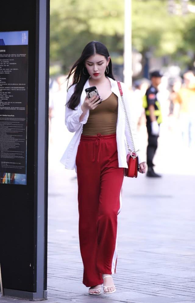 街拍:美女打扮的清新可爱,尽显清新靓丽的女人味