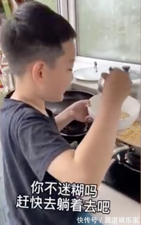 儿子|妈妈生病,哥哥为妹妹做饭儿子暖起来,比小棉袄还扛风!