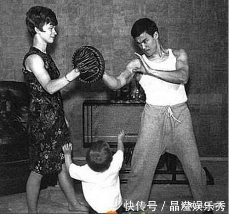 琳达|功夫巨星李小龙的珍贵老照片,事业巅峰期死去,真是天妒英才