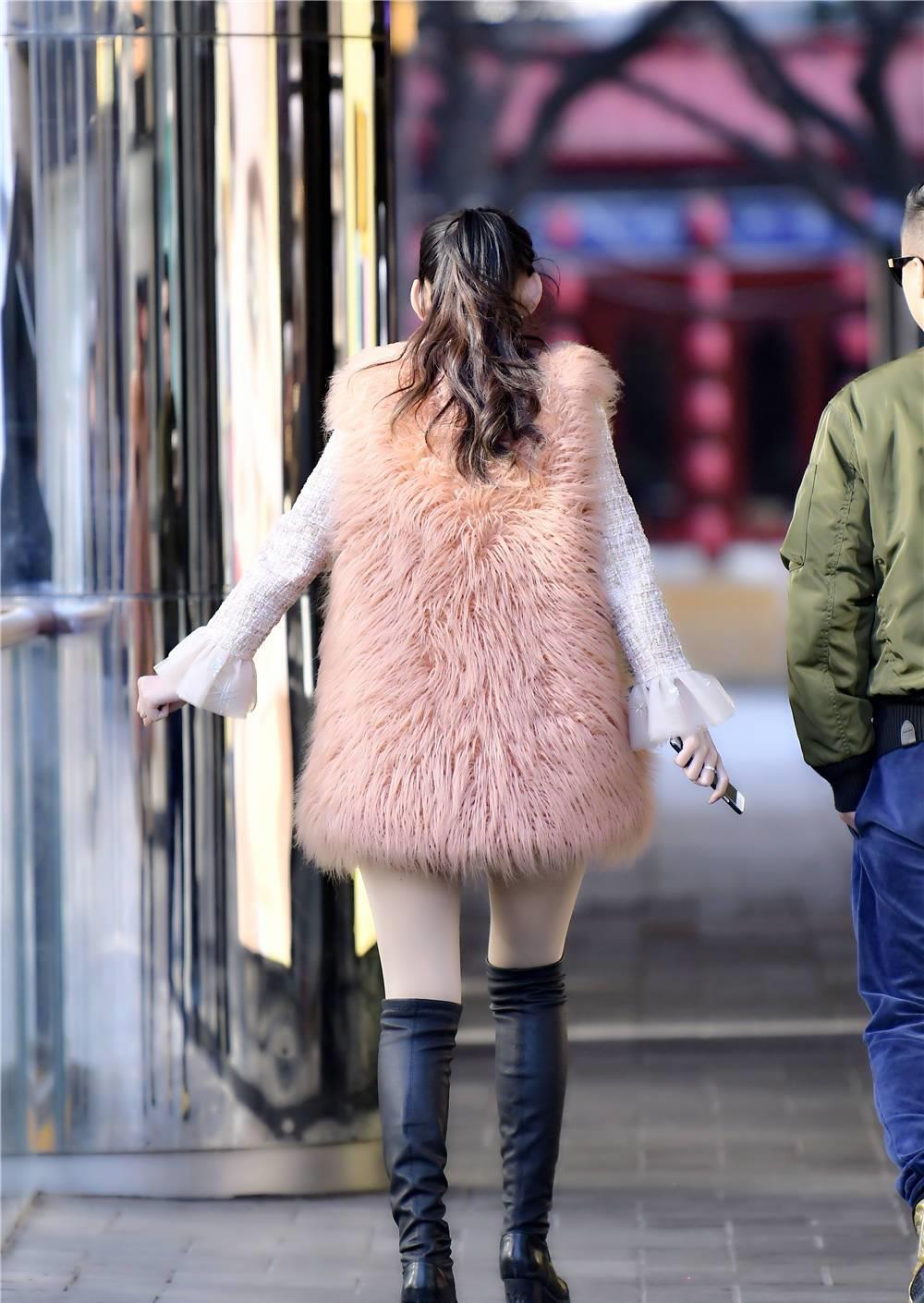 衣摆 黑色过膝靴, 虽然靴筒不高, 搭配皮草坎肩, 简单时尚