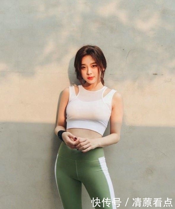 街拍时尚美女搭配修身打底裤,展现高贵优雅气质,十分亮眼