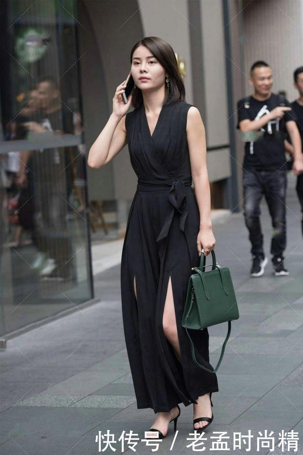 打底裤|街拍:黑色V字领连体裤,展现清静自然的美姿