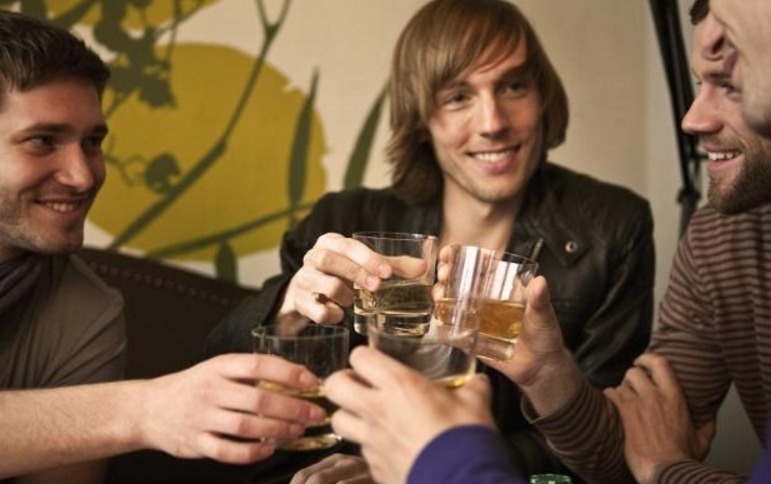 突发性|脑供血不足,脸上一般会有3种表现,若你1个不占,血管还算健康