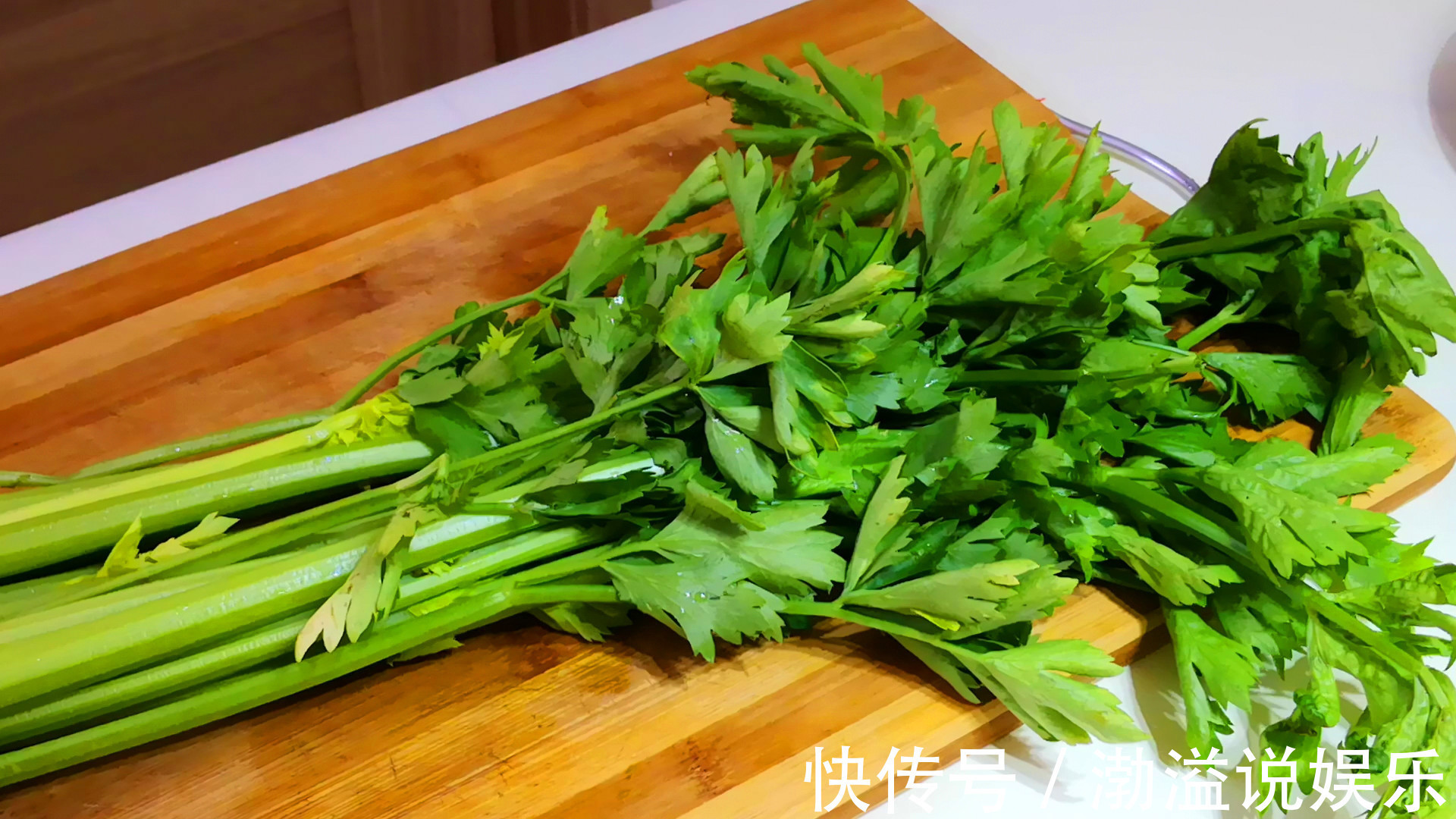 芹菜饺子好吃的调馅方法,鲜美多汁不油腻,越吃越香,上桌一扫光