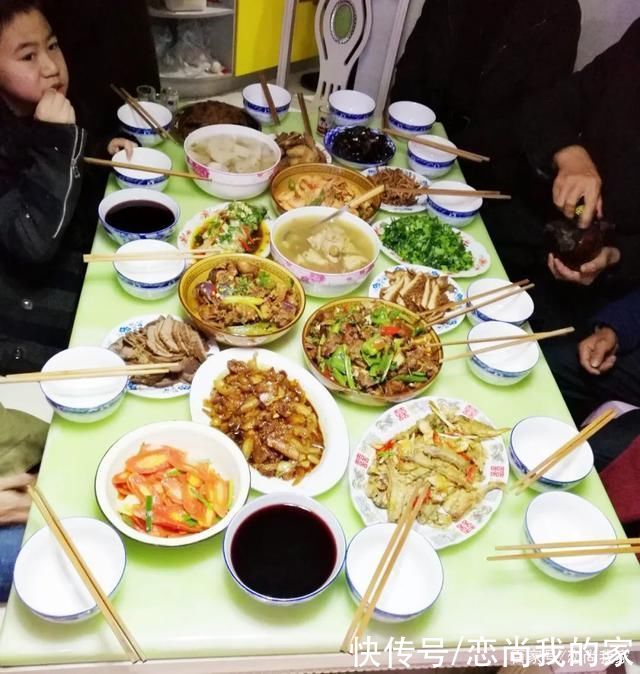 年夜饭准备好了吗，晒晒我们家以前的团圆饭，祝大家团团圆圆!