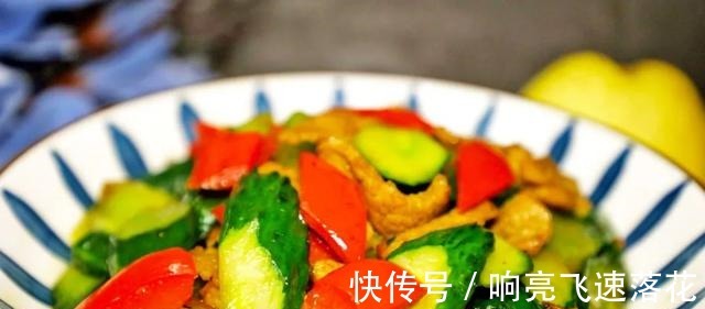 红椒|青瓜别凉拌,跟肉片炒一炒超下饭,清脆爽口不出水,多吃养颜排毒!