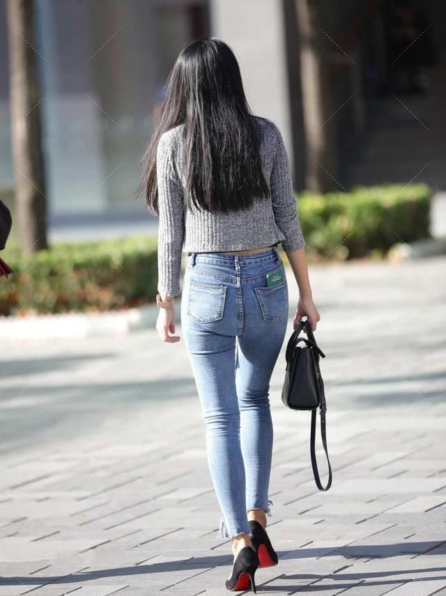 浅色|灰针织开衫,搭配浅色牛仔裤,温暖舒适,优雅大方