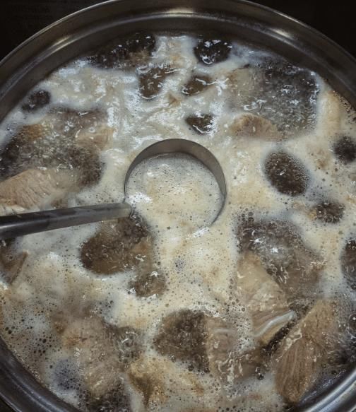 红烧肉焯不焯水？不加一滴水，不炒糖色，出锅红亮诱人，肥而不腻