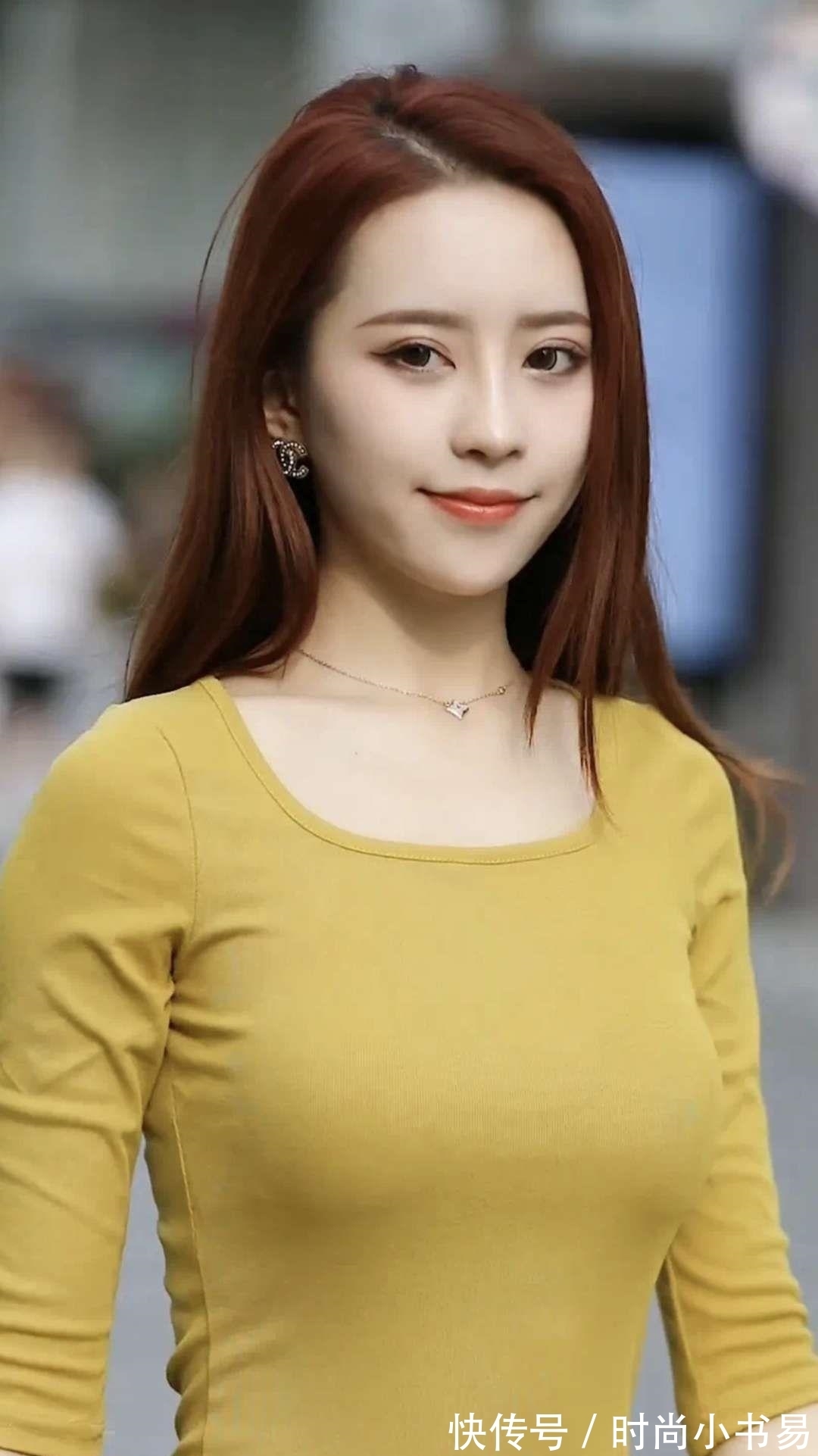 咖色|美女一身奶咖色长裙优雅又大方,搭配灰高跟鞋,气质惊艳十足!