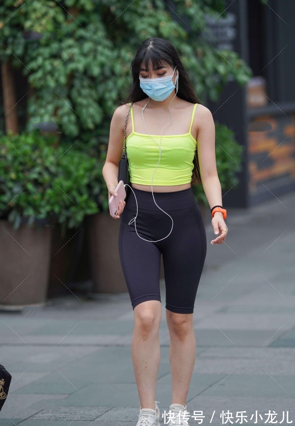 洒脱|以前学校的“校花”!大方洒脱,透露出一丝性感